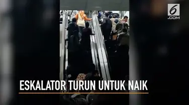 Penumpang KRL nekat menggunakan eskalator yang berjalan turun untuk naik.