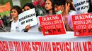 Massa membentangkan spanduk dalam aksi meminta revisi UU KPK di depan Istana, Jakarta, Jumat (13/9/2019). Dalam aksinya, mereka juga mendukung keberadaan Dewan Pengawas KPK agar KPK tetap independen dan bebas dari intervensi politik. (Liputan6.com/Johan Tallo)
