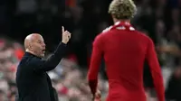 Pelatih&nbsp;Liverpool asal Belanda, Arne Slot, memberi isyarat di pinggir lapangan saat penyerang Liverpool asal Prancis #22, Hugo Ekitike, meninggalkan lapangan setelah diusir keluar lapangan setelah menerima kartu kuning kedua, dalam pertandingan putaran ketiga&nbsp;Carabao Cup antara Liverpool dan Southampton di Anfield, Liverpool, Inggris barat laut, Rabu (24-9-2025) dini hari WIB. (Paul ELLIS/AFP)