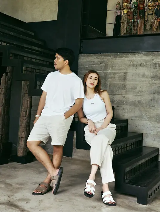 Aaliyah Massaid dan Thariq Halilintar tampil kembar bergaya santai dengan sandal Hermes. Keduanya bahkan kenakan atasan putih dan celana khaki. [@thariqhalilintar]