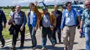 Gambar selebaran yang dirilis oleh United Nations Verification Mission di Kolombia menunjukkan Luis Manuel Diaz (tengah), ayah dari penyerang Liverpool Luis Diaz, berjalan setelah turun dari helikopter usai pembebasannya di bandara Alfonso Lopez di Valledupar, Kolombia, pada 9 November 2023. (Esteban VANEGAS / United Nations Verification Mission in Colombia / AFP)