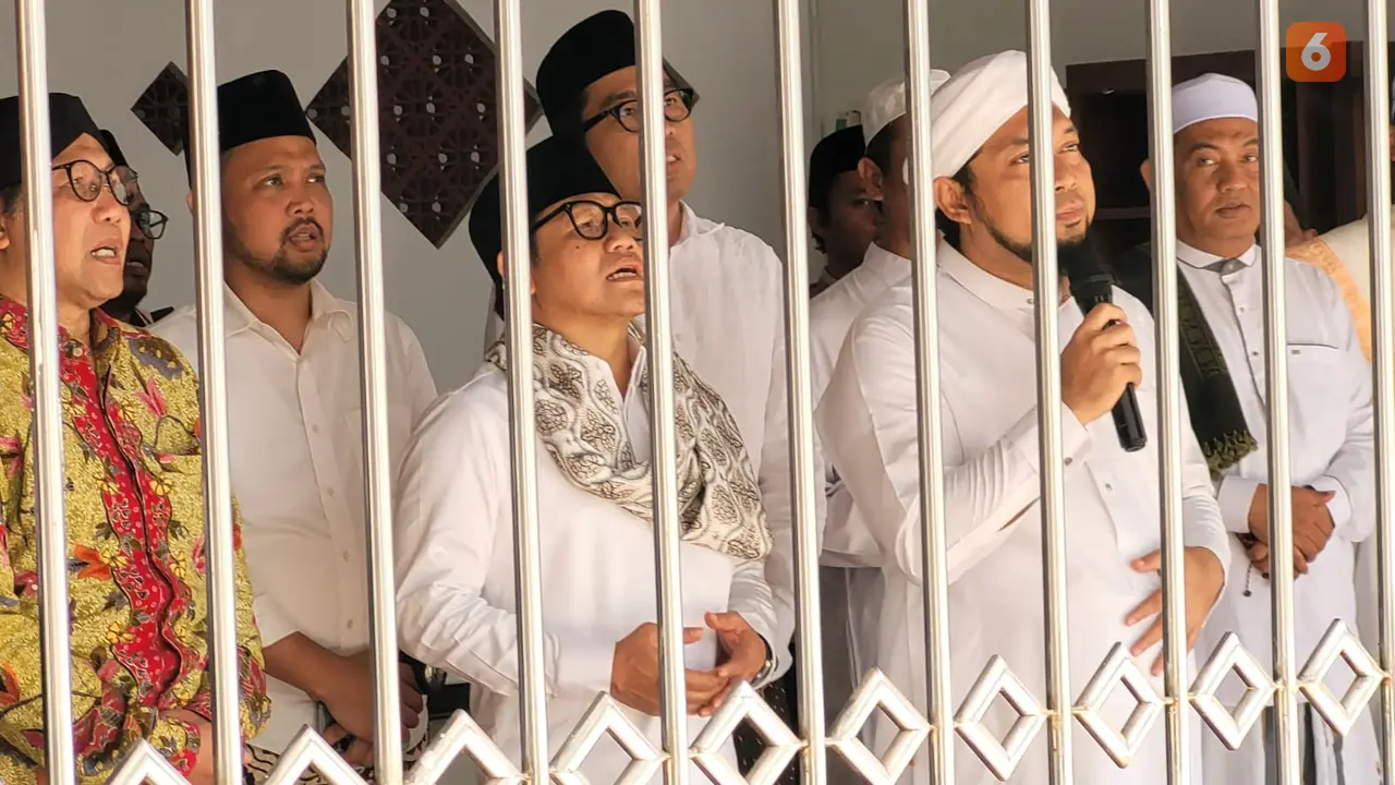 Bakal Calon Wakil Presiden , Abdul Muhamimin Iskandar atau Cak Imin  (tengah) berziarah ke makam pahlawan nasional K.H. R As'ad Syamsul Arifin , Sukorejo, Situbondo (Hermawan Arifianto/Liputan6.com)