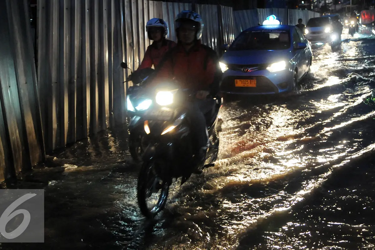 20160725-Banjir di Fatmawati-Drainase Buruk-Jakarta- Helmi Afandi