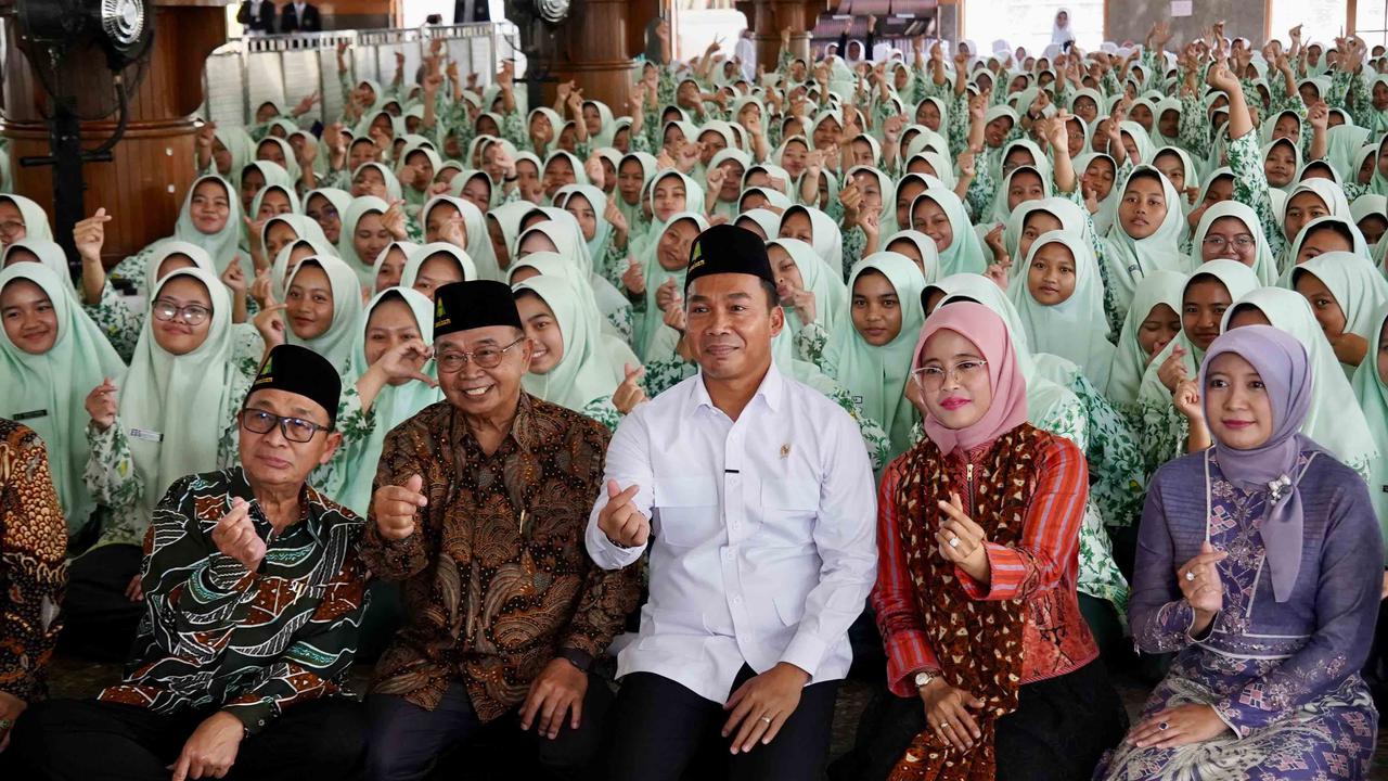 FOTO: Menteri Wihaji Dorong Pesantren Jadi Pusat Pendidikan Kependudukan Remaja