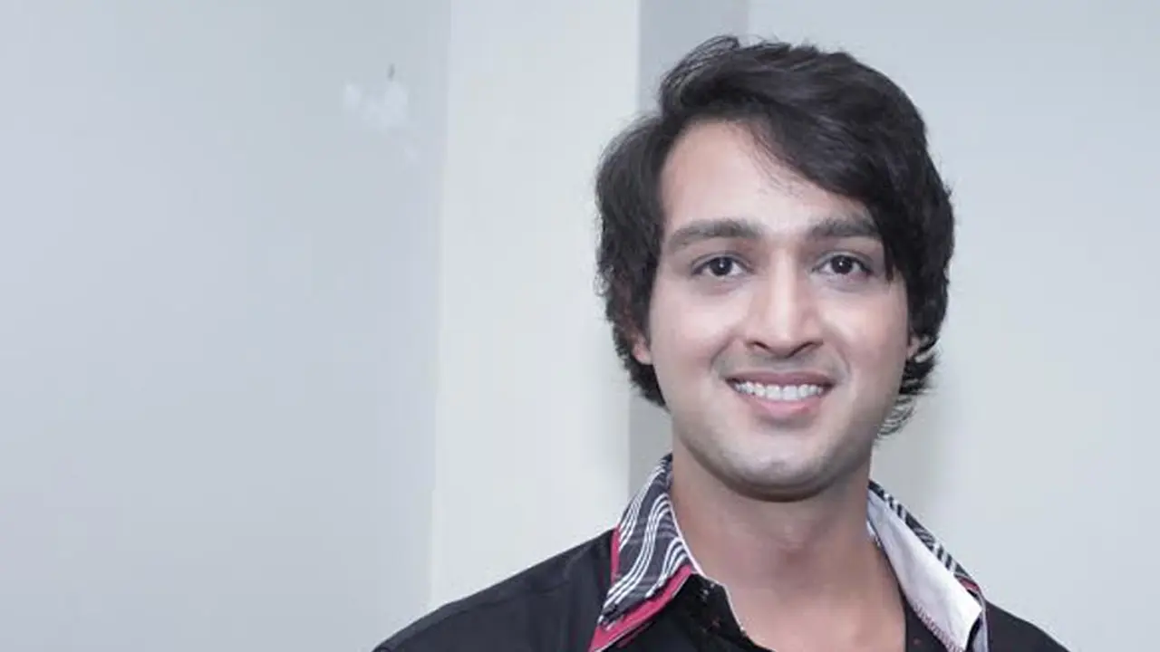 Saurabh Raj Jain potong tumpeng syukuran film (foto: Saifulah Febri)