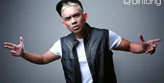 Artis asal Brunei Darussalam, Fakhrul Razi tahun ini menjalani lebaran di tiga negara. Brunei Darussalam, Malaysia dan Indoensia. Sejak rencana nikahnya dengan Rina Nose batal, ia banyak mendapat cibiran dari netizen. (Febio Hernanto/Bintang.com)