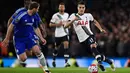 Gelandang Tottenham, Eric Lamela (kanan) berusaha melewati bek Chelsea, Branislav Ivanovic pada lanjutan liga Inggris  di Stamford Bridge, London, (3/5). Chelsea bermain imbang dengan Tottenham dengan skor 2-2. (Reuters/Dylan Martinez)