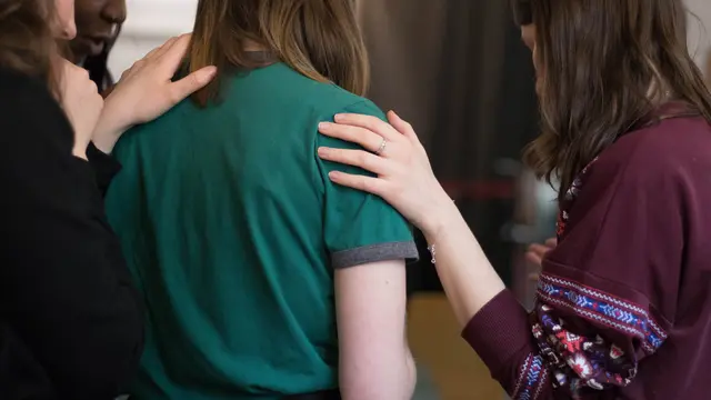 Contoh ilustrasi dengan orang dengan empati yang tinggi