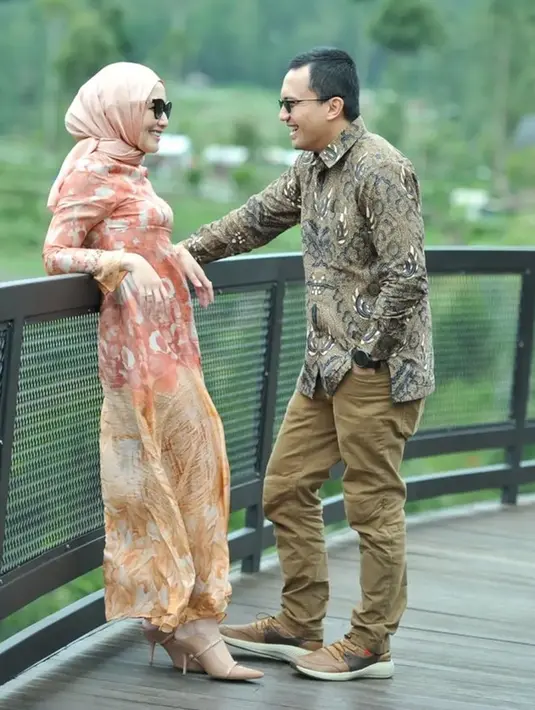 Pada momen itu, Sahrul dan Dine berpose dengan latar belakang pemandangan alam yang menyejukkan mata. Beberapa netizen menyebut potret keduanya itu mirip sebagai foto prewedding.(Liputan6.com/IG/@sahrulgunawanofficial)
