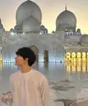 Song Geon Hee tampil mengenakan gamis saat mengunjungi masjid di Abu Dhabi. [Foto: Instagram @songgeonhee]