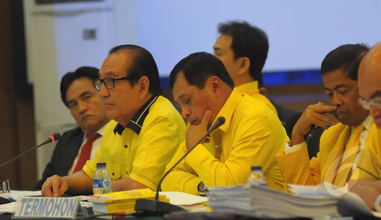 Partai Golkar kubu Aburizal Bakrie saat mengikuti Mahkamah Partai Golkar di kantor DPP partai Golkar, Jakarta, Rabu (25/02/2015). Mahkamah digelar untuk mendamaikan dua kubu yang berbeda di tubuh Partai Golkar. (Liputan6.com/Andrian M Tunay)