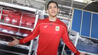 Ganindra Bimo bergaya dengan mengunakan jersey terbaru Timnas Indonesia di pabrik yang berada daerah Bandung, Jawa Barat pada Rabu (12/2/2025). (Bola.com/Abdul Aziz)