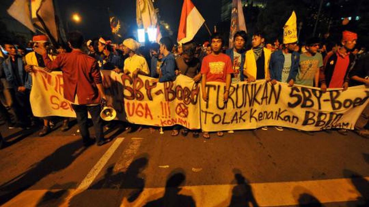 Tolak kenaikan BBM, mahasiswa bakar ban 