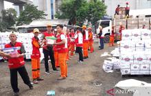 Sinergi Kemanusiaan: 100 Personel PPSU Bantu PMI Jakarta Timur Kemas Paket Bantuan untuk Sumatera