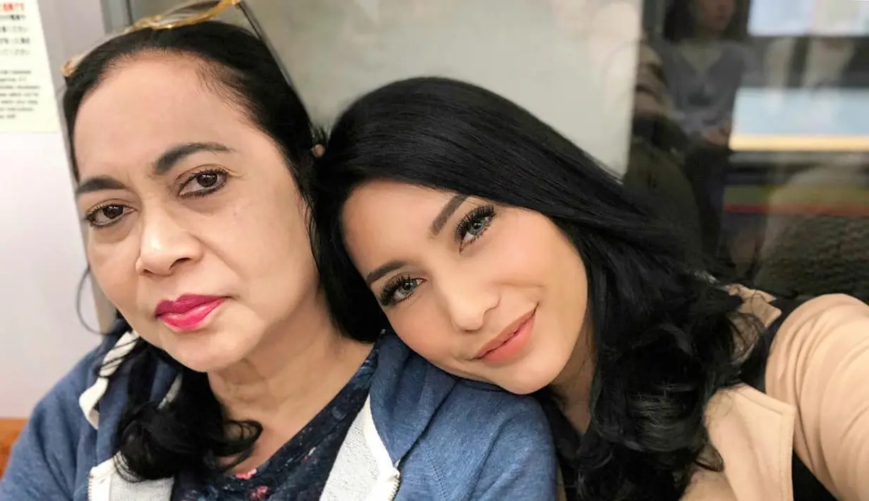 Sejak beberapa hari belakangan ini, pemeran dalam film Air Terjun Pengantin itu kerap membagikan potret mamanya di rumah sakit. Tyas tampak mencium hingga menggengam erat tangan sang mama. [Instagram/tyasmirasih]