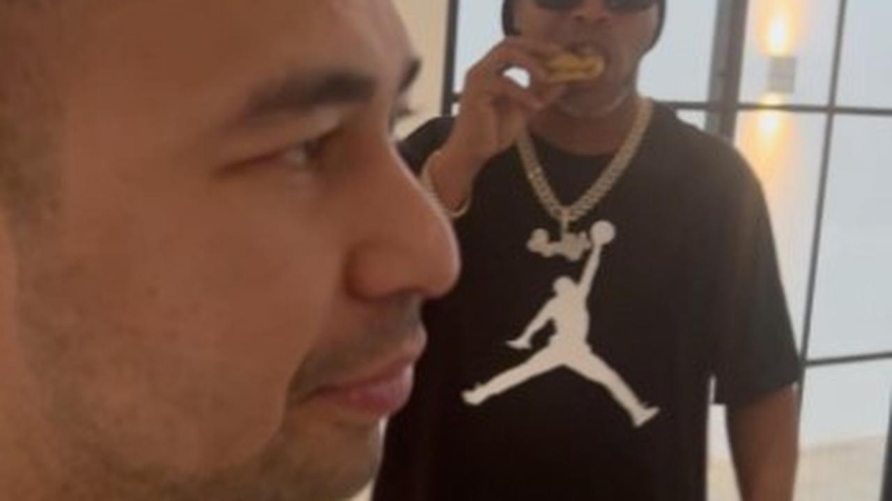 Raffi Ahmad membagikan momen kala Ronaldinho mencicipi pangsit goreng (https://www.instagram.com/p/CfQM99CrJtB/)