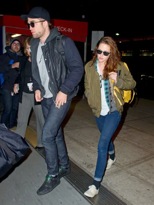 Belakangan ini, Kristen Stewart dan Robert Pattinson terlihat ngobrol secara private di sebuah pesta sebelum berpisah. (SPLASHNEWS-PACIFIC COAST NEWS-GETTY)