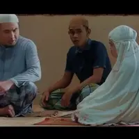 Adegan dalam film Ayat-Ayat Adinda. Foto: Vidio