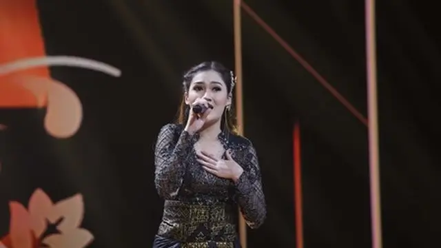 6 Potret Nella Kharisma Saat Pakai Kebaya, Makin Memesona