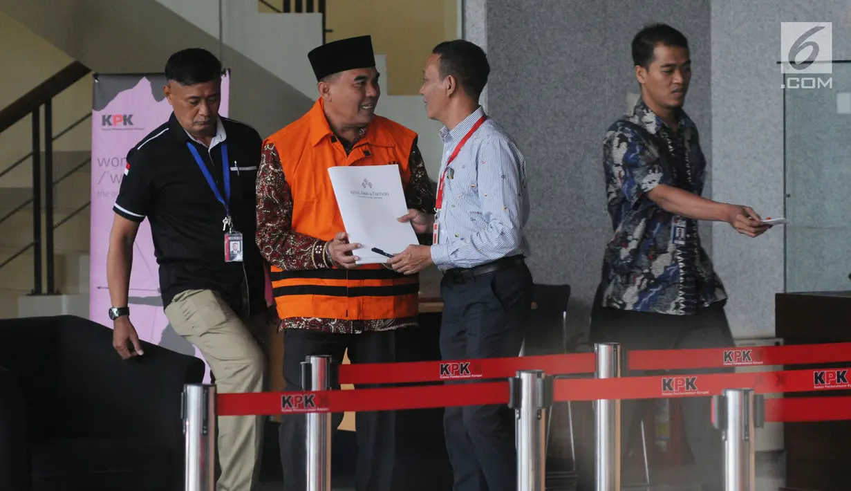 Bupati Jepara Ahmad Marzuqi (tengah) mengenakan rompi tahanan usai menjalani pemeriksaan di Gedung KPK, Jakarta, Senin (13/5/2019). KPK resmi menahan Ahmad Marzuqi selama 20 hari ke depan. (merdeka.com/Dwi Narwoko)