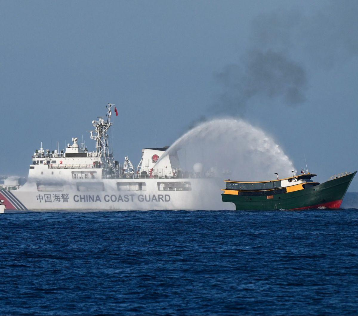 Kapal China Coast Guard (kiri) menyerang kapal Filipina Unaizah May 4 dengan tembakan periam air di Laut Cina Selatan, 5 Maret 2024. Filipina murka atas tindakan agresif berulang kali yang dilakukan pasukan China Coast Guar atau Penjaga Pantai China di La