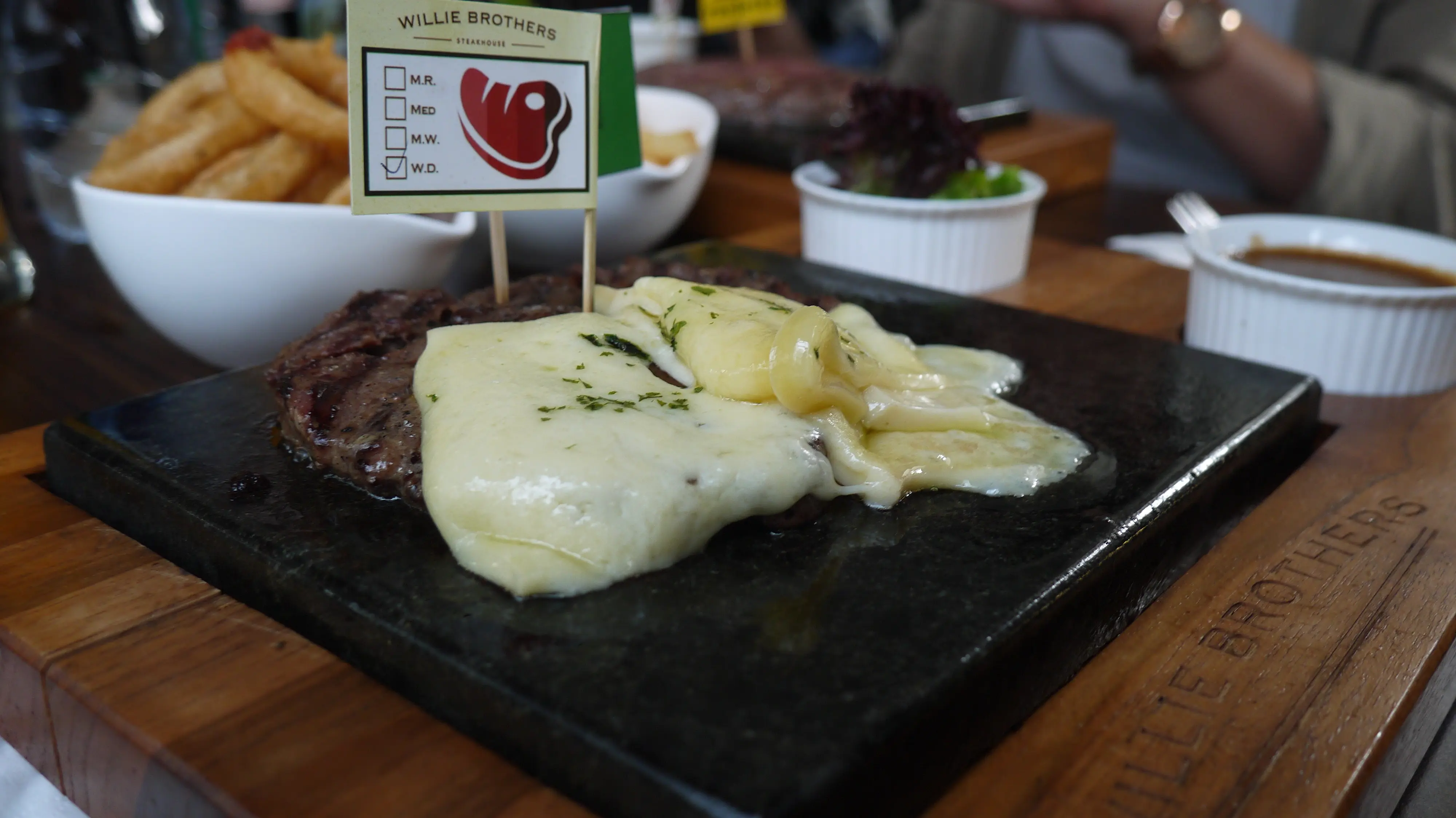 Paduan steak rib eye dengan lelehan keju Gouda