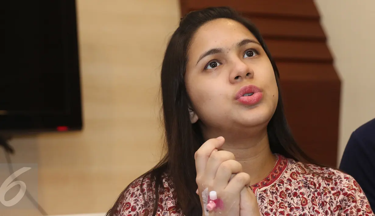 Nycta Gina menceritakan proses persalinannya ketika menggelar jumpa wartawan di Rumah Sakit Omni, Jakarta, Rabu (4/5). Anak pertama Nycta Gina dan Rizky Kinos lahir dengan berat badan 2,7 kilogram dan panjang 49 centimeter. (Liputan6.com/Herman Zakharia)