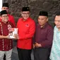Sekjen PDIP Hasto Kristiyanto menyerahkan buku tentang Bung Karno kepada Ketum PKB Muhaimin Iskandar atau Cak Imin di Kantor PKB, Jakarta, Selasa (10/4). Pertemuan juga membahas terkait dukungan untuk Jokowi di Pilpres 2019. (Liputan6.com/Angga Yuniar)