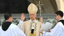 Untuk diketahui, setiap Paus memiliki cincin dengan desain berbeda. Paus Benediktus XVI mengenakan cincin emas dengan ukiran Santo Petrus sedang memancing dari atas perahu. Sementara Paus Fransiskus memilih cincin perak berlapis emas yang sebelumnya dimiliki oleh sekretaris Paus Paulus VI. (Alberto PIZZOLI/AFP)