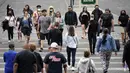<p>Pejalan kaki dengan masker dan tanpa masker berjalan di sepanjang Las Vegas Strip, di Las Vegas Selasa (27/4/2021). Warga Amerika Serikat (AS) yang telah menerima vaksin COVID-19 tidak lagi diwajibkan mengenakan masker saat berada di luar ruangan jika tidak ada kerumuman. (AP Photo/John Locher)</p>