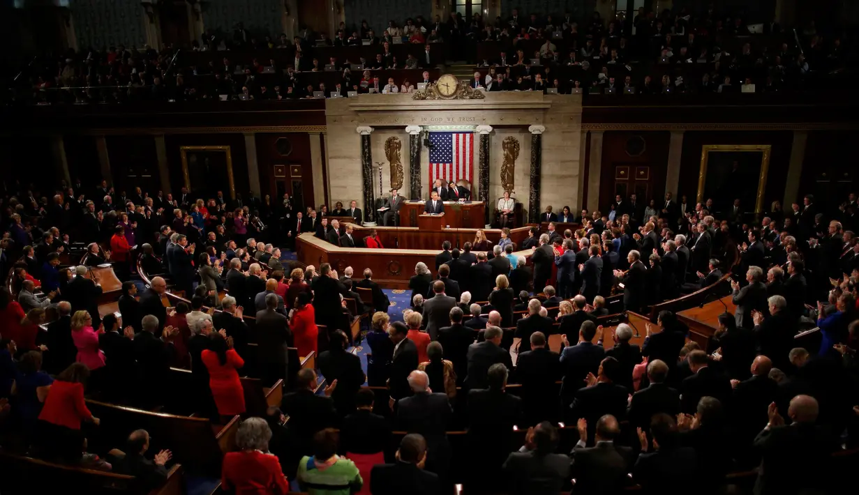 Suasana saat Presiden AS, Barack Obama menyampaikan pidato kenegaraan tahunan, State of the Union (SOTU) di hadapan parlemen, Washington, Selasa (12/1). Ini merupakan pidato SOTU terakhir Obama setelah menjabat selama dua periode. (REUTERS/Jim Bourg)