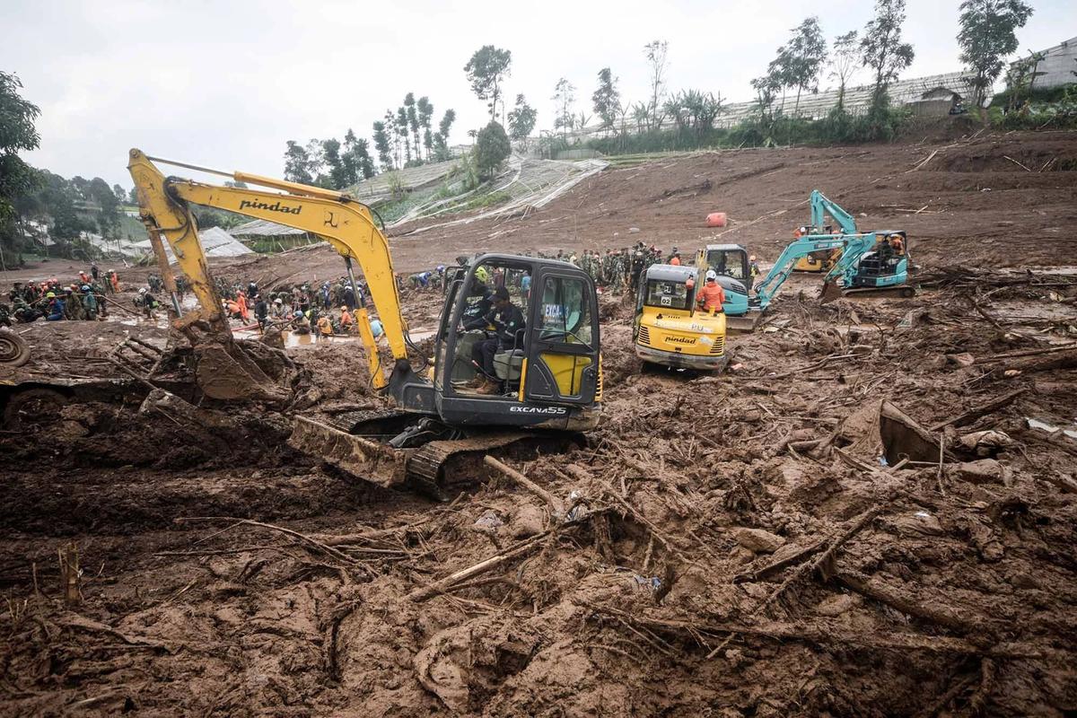 FOTO: Tim SAR Terus Mencari Korban Longsor Pasirlangu