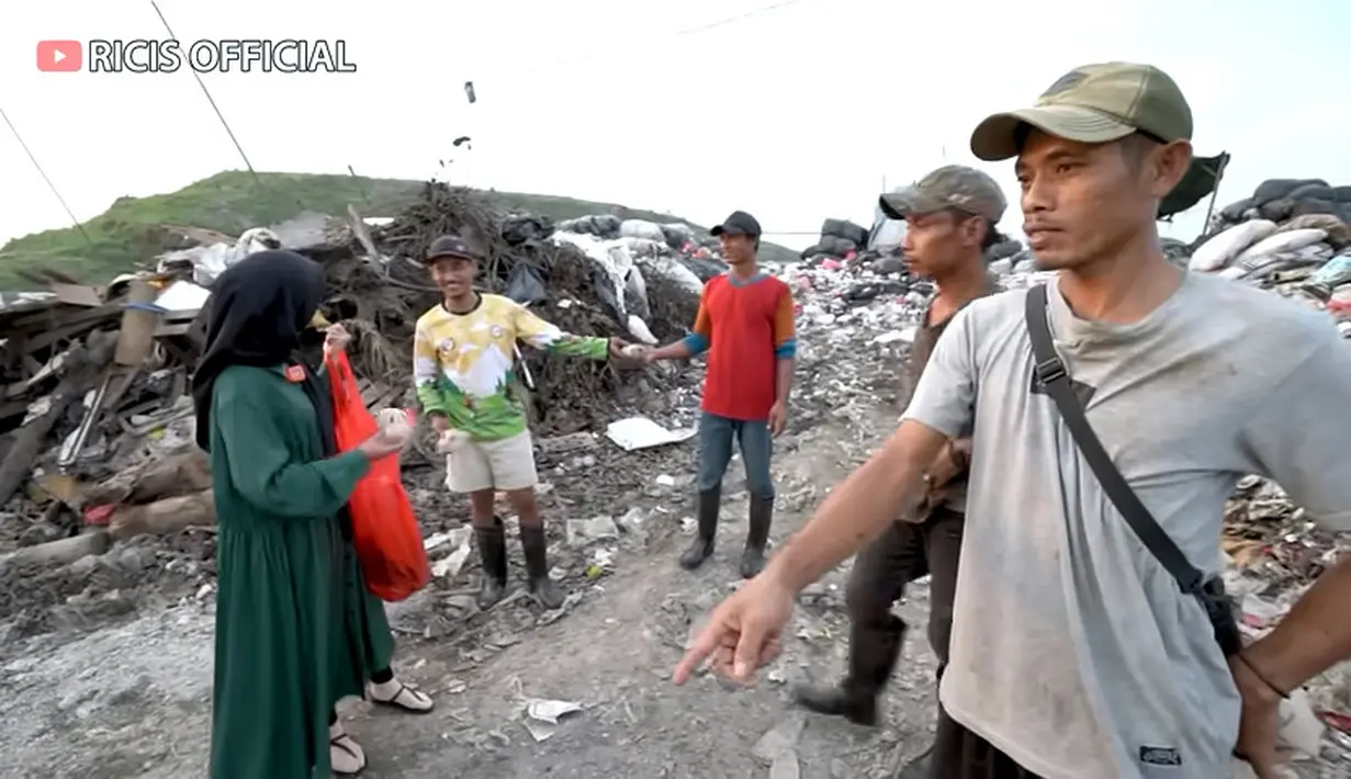 Ricis bersama tim tampak membawa dua kantong besar. Sedangkan satu kantong berisi lauk pauk karena nasi di warung tempatnya beli habis. [Youtube/Ricis Official]