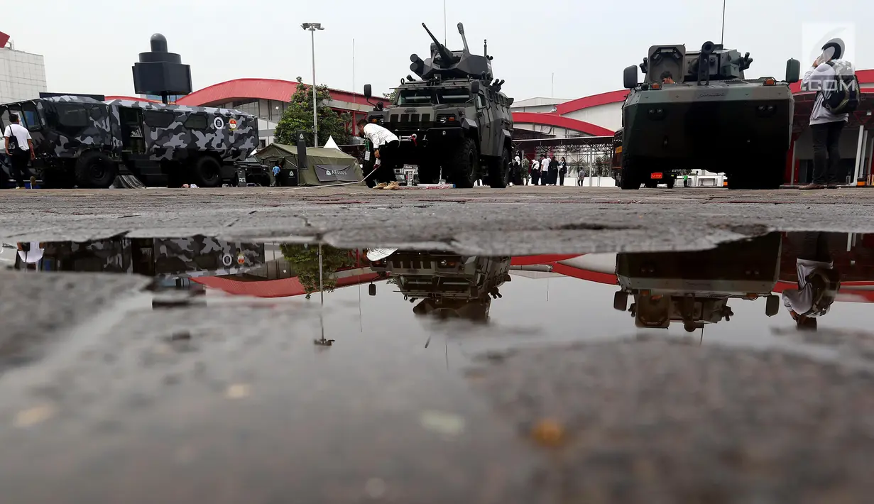 Pengunjung melihat Alutsista buatan Indonesia di Indo Defence 2018 Expo and Forum di JIExpo Kemayoran, Jakarta, Rabu (9/11). Acara ini diselenggarakan oleh Kementerian Pertahanan bekerja sama dengan PT Naindo. (Liputan6.com/JohanTallo)