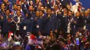 Presiden RI ke-6, Susilo Bambang Yudhoyono (SBY) membawakan lagu sebagai dukungan untuk pasangan calon gubernur nomer urut 1, Agus Yudhoyono dan Sylviana Murni, Jakarta, Selasa (7/2).(Liputan6.com/Helmi Afandi)