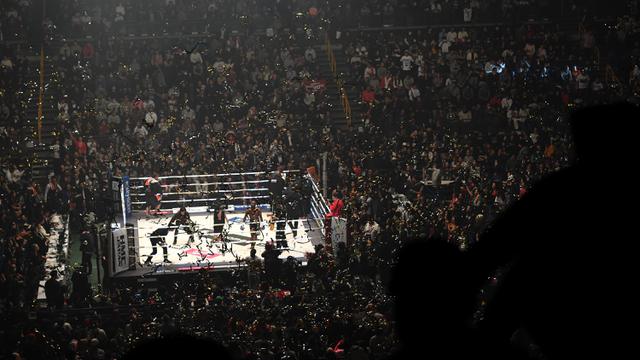 Petinju, Floyd Mayweather, bersiap melawan kickboxer, Tenshin Nasukawa, pada laga eksebisi di Saitama Super Arena, Saitama, Senin (31/1). Tanding dengan aturan tinju, Mayweather menang TKO di ronde pertama. (AFP/Toshifumi Kitamura)