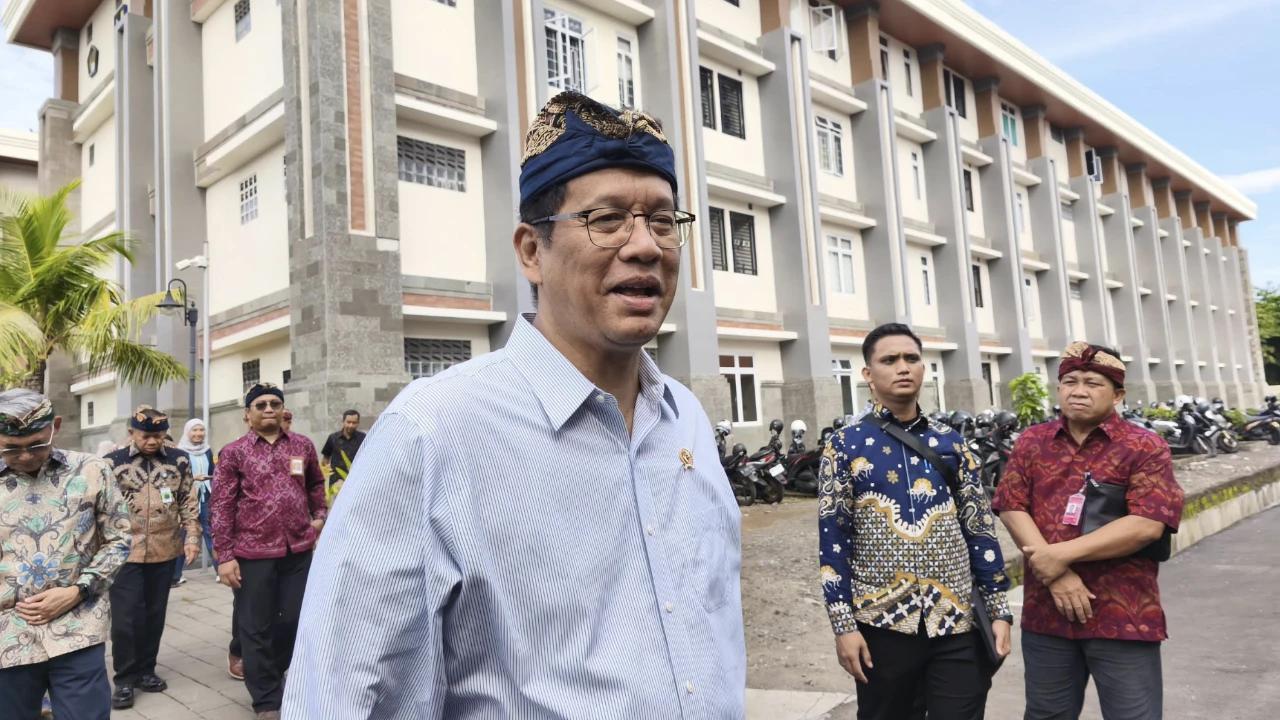 Menkeu Purbaya Bantah Kirim Balpres Ilegal Sitaan untuk Korban Bencana Sumatra