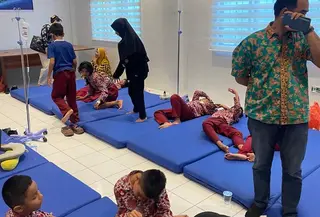 Sebanyak 17 siswa SD Negeri 060870 di Jalan Krakatau/Jalan Bilal, Medan, Sumatera Utara, mengalami gejala keracunan setelah menyantap makanan dari program MBG pada Jumat, 9 Oktober 2026.