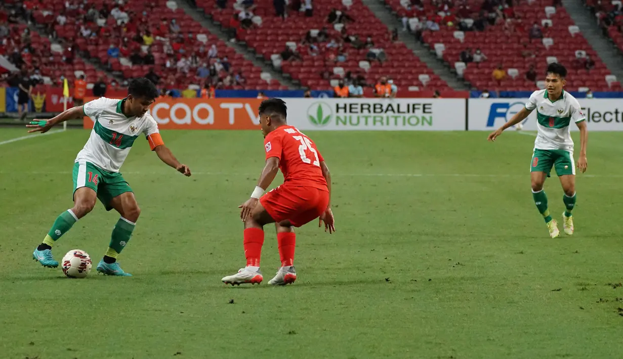 Timnas Indonesia Tampil cenderung bertahan di laga melawan Singapura seperti saat menghadapi Vietnam. Asnawi Mangkualam ditemani 4 bek lainnya tampil mengawal pertahanan Indonesia. (Dok. PSSI)