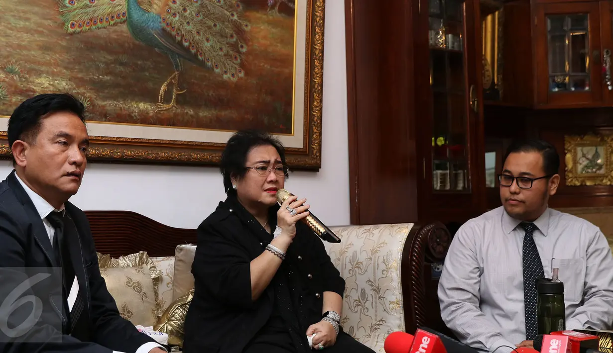 Rachmawati Soekarnoputri (tengah) memberi keterangan terkait status tersangka pada kasus dugaan makar di Jakarta, Rabu (7/12). Didampingi kuasa hukumnya, ia menyatakan memang akan melakukan aksi damai, 2 Desember lalu. (Liputan6.com/Helmi Fithriansyah)