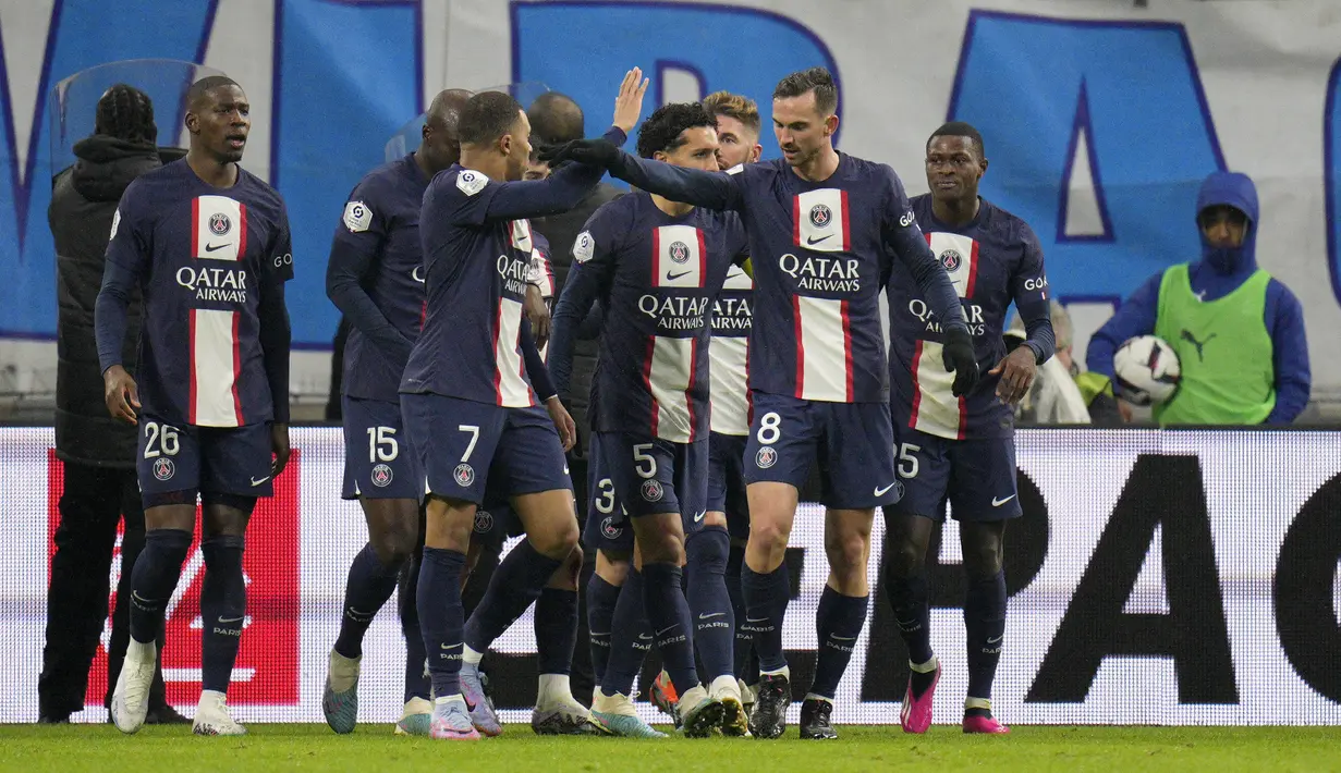Pemain PSG merayakan gol yang dicetak oleh Lionel Messi pada laga lanjutan Liga Prancis 2022/2023 melawan Marseille yang berlangsung di Velodrome Stadium, Jakarta, Senin (27/02/2023) dini hari WIB. Les Parisiens menang dengan skor 3-0.