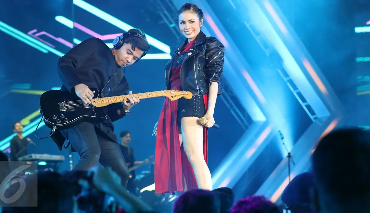 Penampilan personel band Geisha, Momo dan Robby, di atas panggung Gempita 2017 di Pantai Karnaval Ancol, Jakarta, Jumat (31/12). Momo dkk mengisi konser pergantian tahun Gempita 2017 yang digelar oleh SCTV. (Liputan6.com/Angga Yuniar)