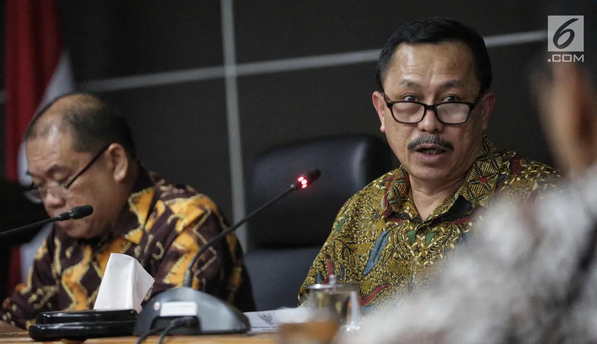 Ketua Ahmad Taufan Damanik memberi pemaparan rencana kerja kepada media, Jakarta, Selasa, (14/11). Komisioner Komnasham terpilih berkomitmen memberi perhatian khusus kepada penyelesaian kasus pelanggaran HAM berat masa lalu. (Liputan6.com/Faizal Fanani)