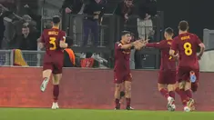 Penyerang AS Roma, Paulo Dybala (tengah) berselebrasi dengan rekan setimnya setelah mencetak gol ke gawang RB Salzburg pada laga leg kedua playoff Liga Europa 2022/2023 di Stadion Olimpico, Jumat (24/2/2023). Roma menang atas RB Salzburg dengan skor 2-0. (AP Photo/Alessandra Tarantino)