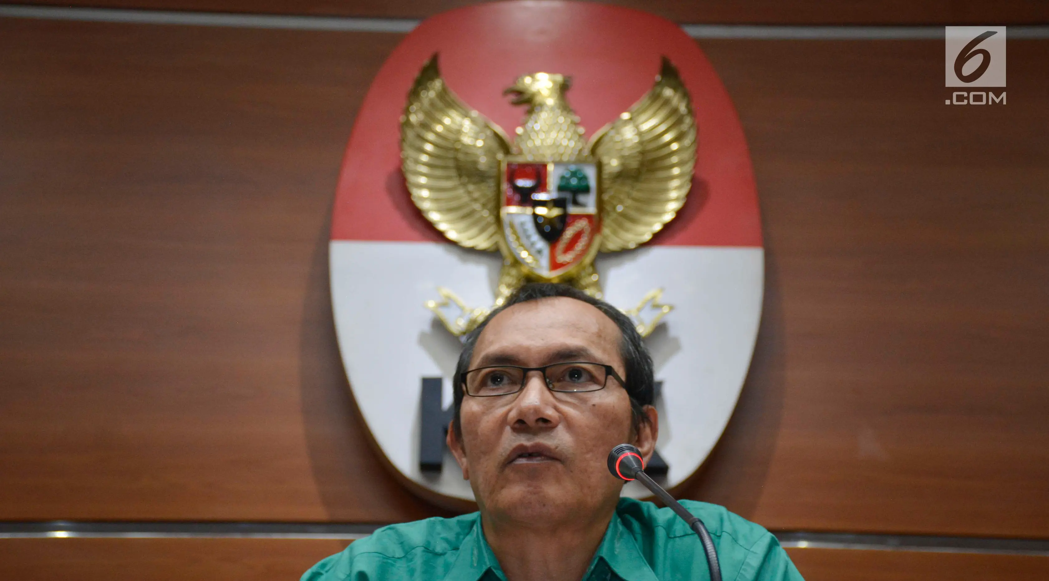 Wakil Ketua KPK Saut Situmorang saat konferensi pers di Gedung KPK, Jakarta, Rabu (21/6). KPK menetapkan empat orang sebagai tersangka dalam OTT di Bengkulu, termasuk Gubernur Bengkulu Ridwan Mukti dan istrinya, Lili Martiani. (Liputan6.com/Helmi Afandi)