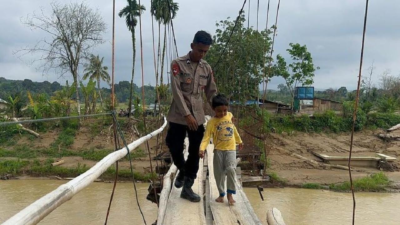 Brimob Sumut Pulihkan Akses Warga Lewat Perbaikan Jembatan Tapsel Pasca-Banjir
