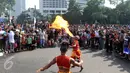 Atraksi Komunitas Reog Ponorogo (KRP) saat Car Free Day di kawasan Sudirman, Jakarta, Minggu (20/3). Atraksi itu untuk menggalang dukungan agar Reog Ponorogo mendapatkan pengakuan sebagai warisan budaya dunia dari UNESCO. (Liputan6.com/JohanTallo)