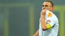 Selebrasi cium kostum gelandang AS Roma, Daniele De Rossi setelah menjebol gawang Inter Milan dalam lanjutan Liga Serie A yang berlangsung di San Siro Stadium, 1 Maret 2009. AFP PHOTO/GIUSEPPE CACACE 