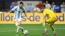Sang juara bertahan Argentina memainkan trio Lionel Messi, Angel Di Maria, dan Julian Alvarez di lini serang. (CHARLY TRIBALLEAU / AFP)