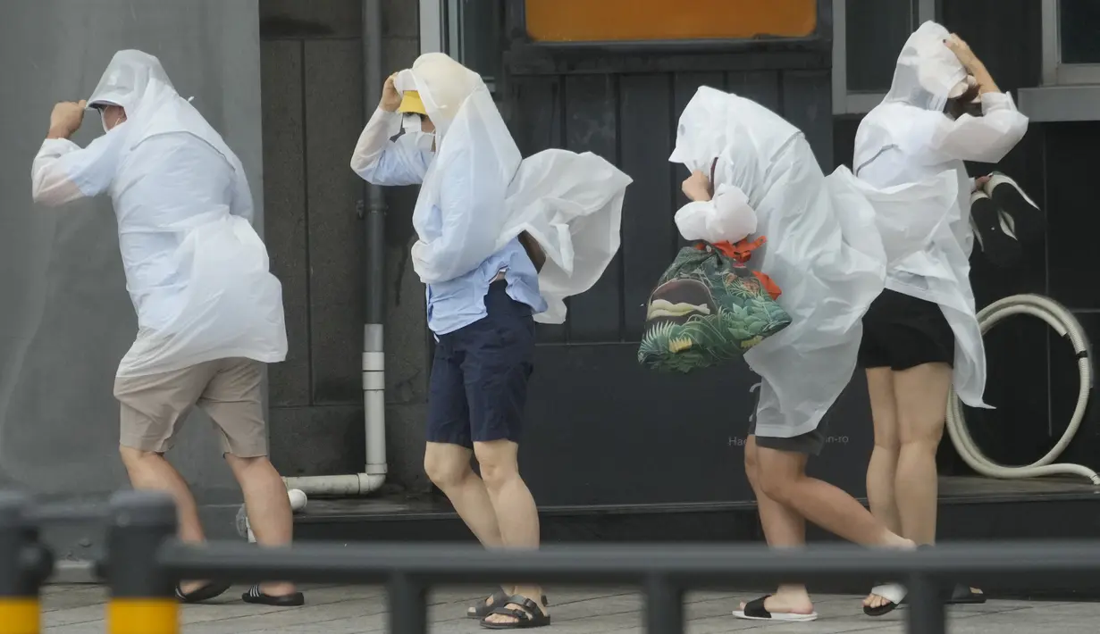 Lebih dari 30 cm hujan telah turun di beberapa  bagian daratan dan beberapa jalan tergenang air. (AP Photo/Ahn Young-joon)